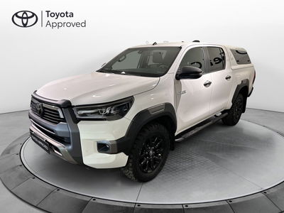 Toyota Hilux 2.8 D A/T 4WD porte Double Cab Invincible del 2021 usata a Milano