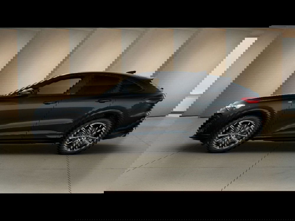 Audi Q5 Sportback nuova a Livorno (2)