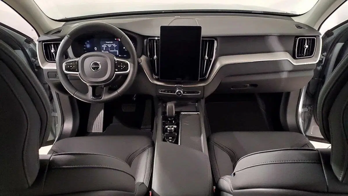 Volvo XC60 nuova a Como (7)