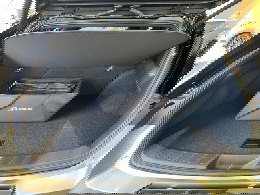 Lexus UX nuova a Perugia (12)