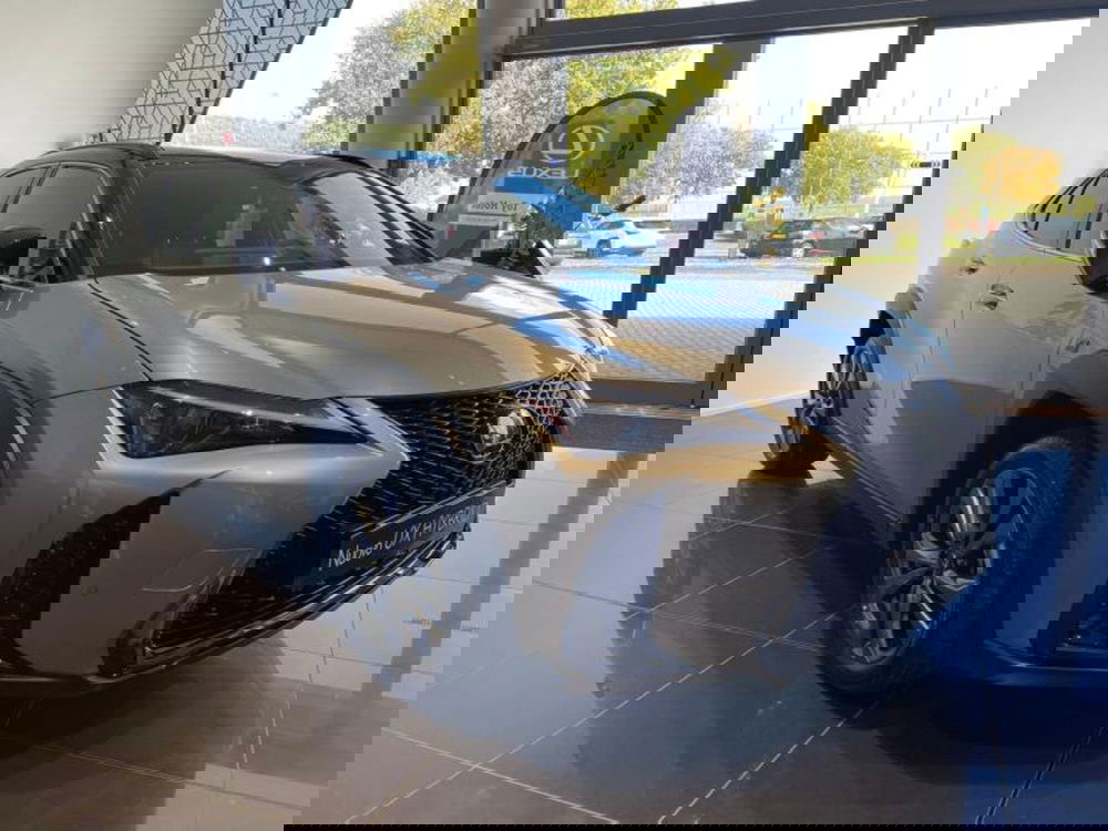 Lexus UX nuova a Perugia (3)