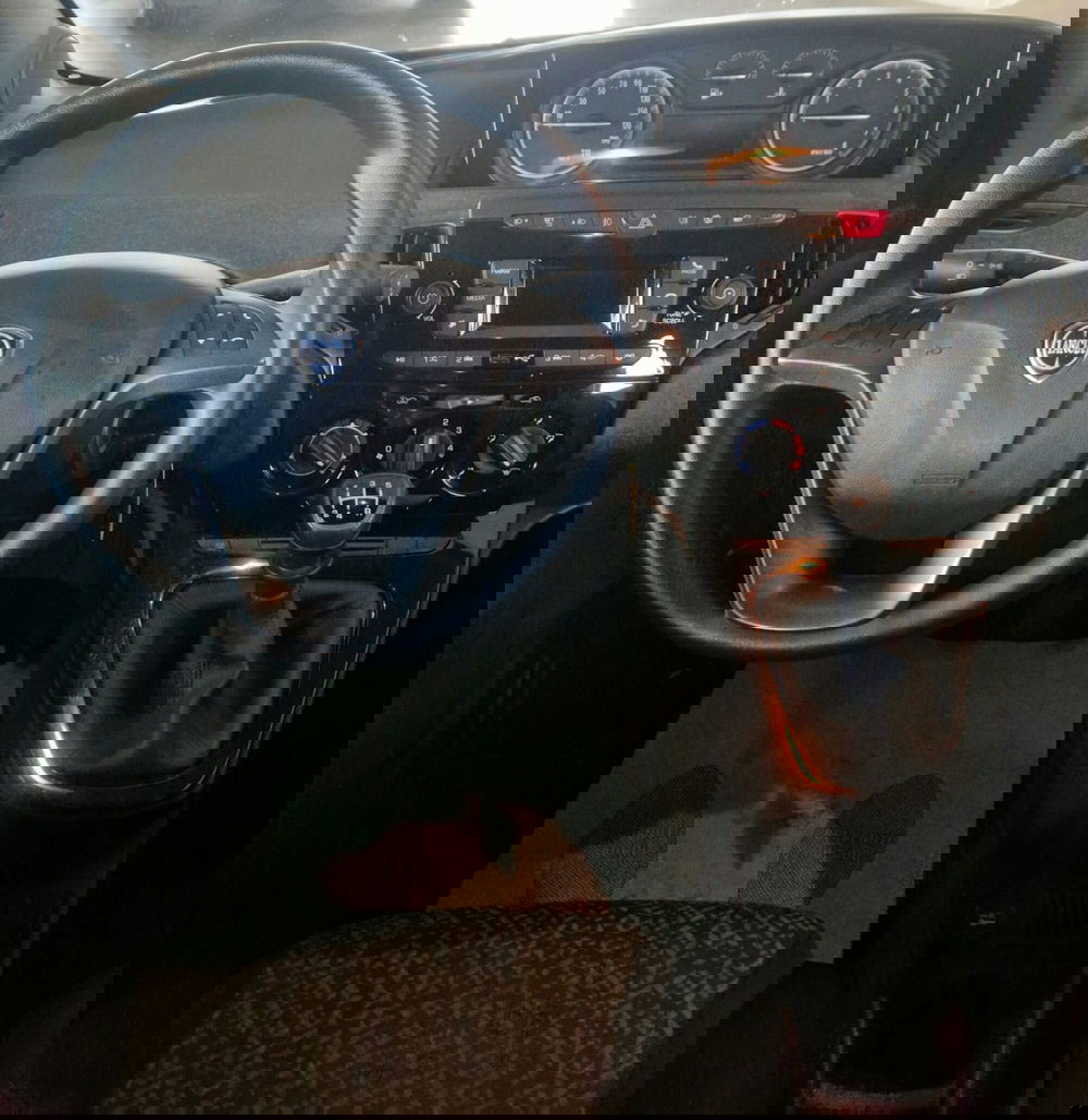 Lancia Ypsilon usata a Terni (11)