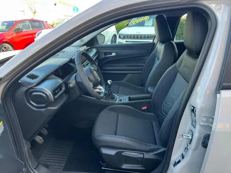 Jeep Avenger nuova a Milano (11)