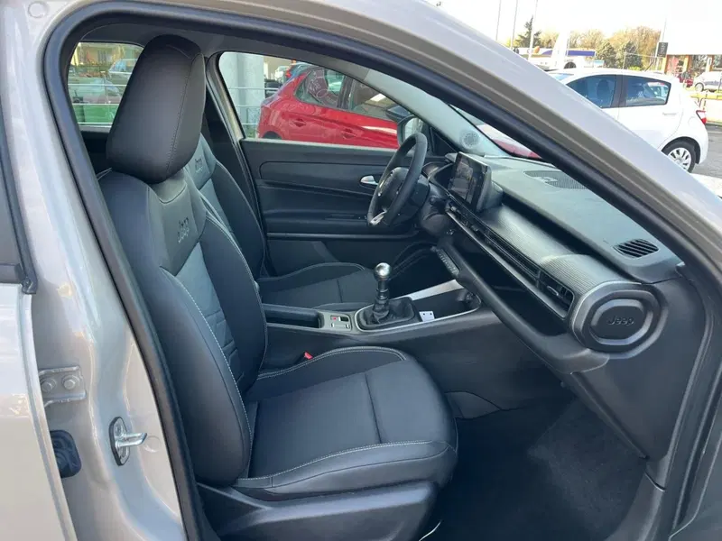Jeep Avenger nuova a Milano (12)