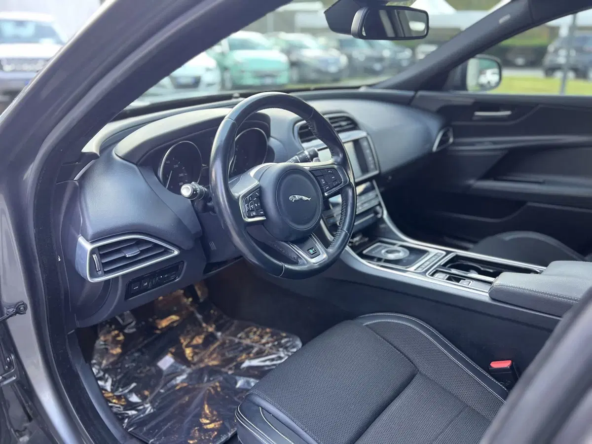 Jaguar XE usata a La Spezia (10)
