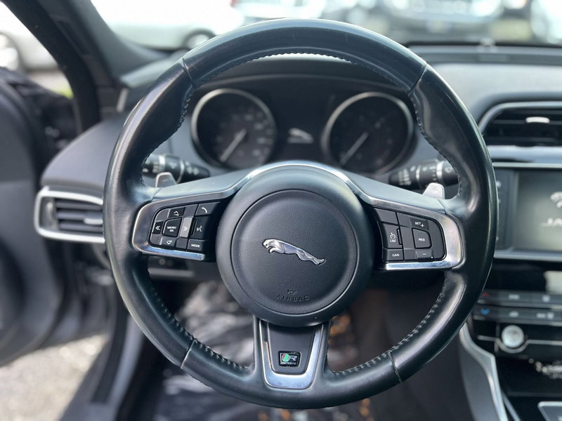 Jaguar XE usata a La Spezia (13)