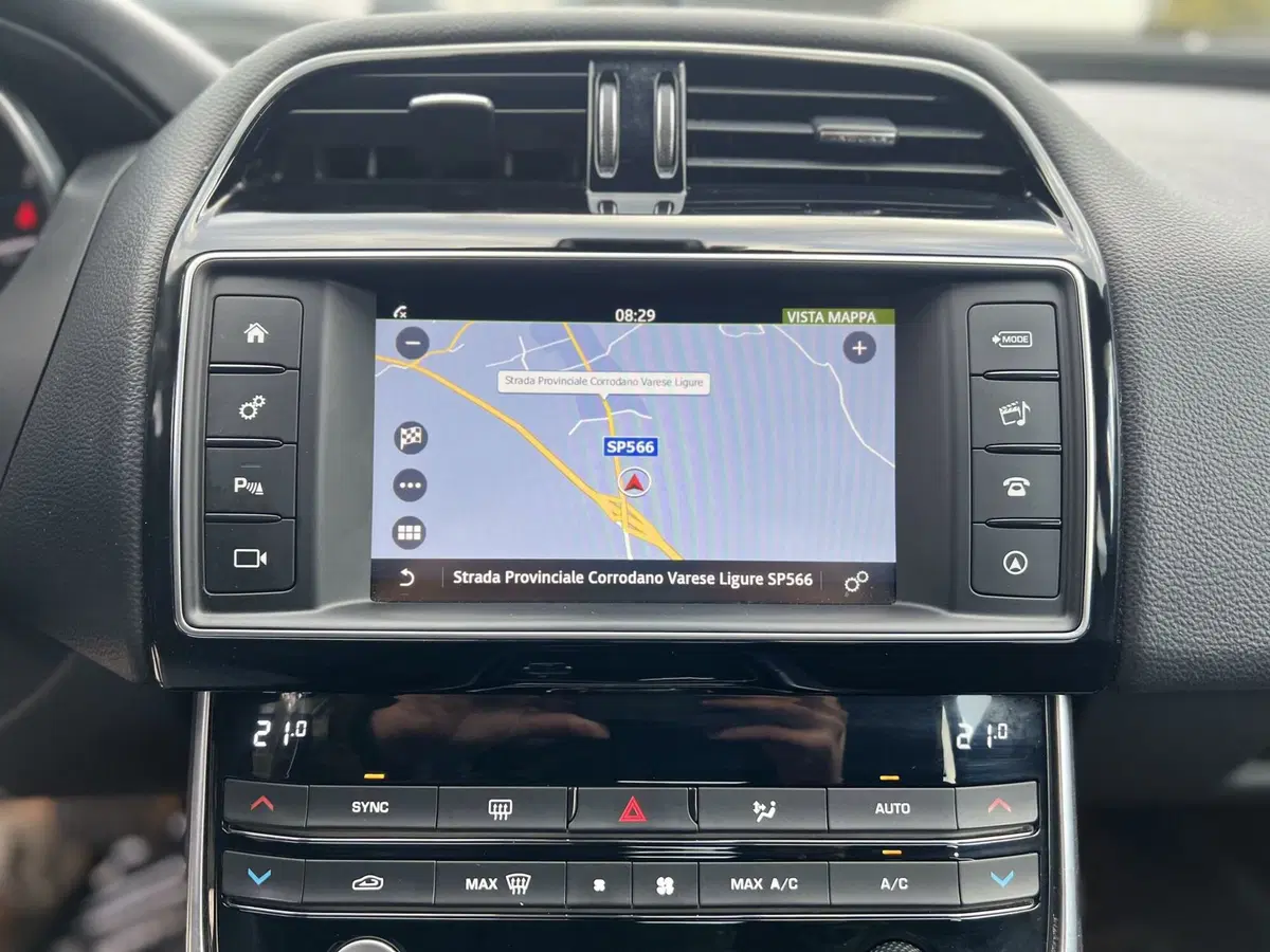 Jaguar XE usata a La Spezia (17)