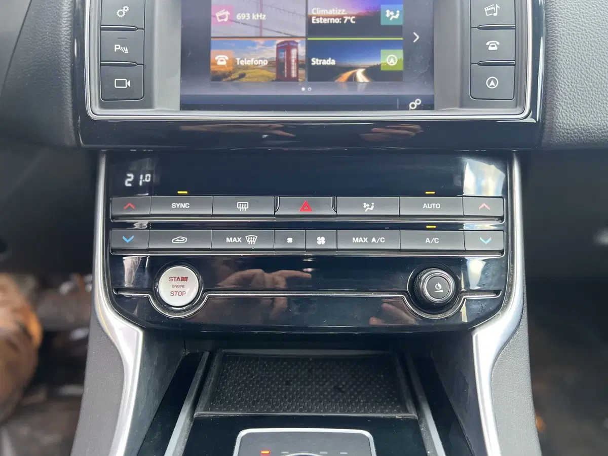 Jaguar XE usata a La Spezia (18)