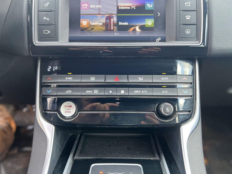 Jaguar XE usata a La Spezia (18)