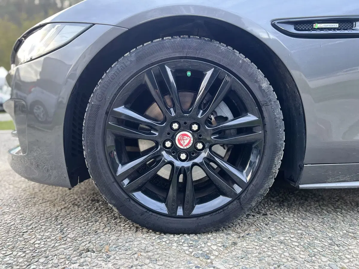 Jaguar XE usata a La Spezia (9)