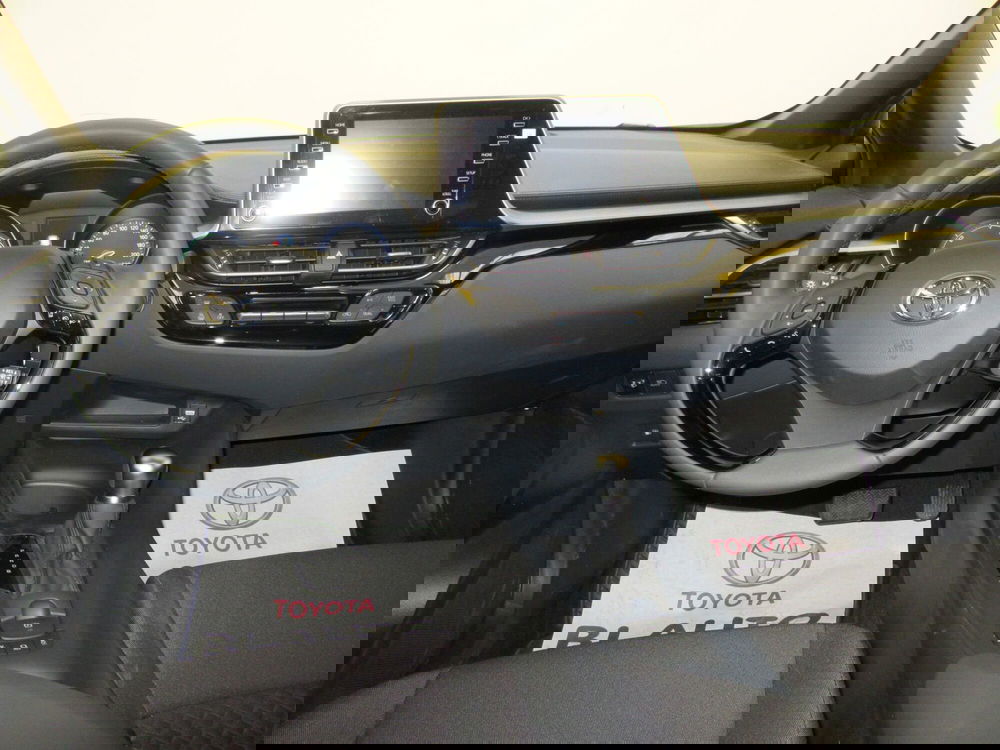 Toyota Toyota C-HR nuova a Firenze (9)