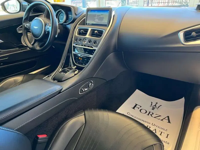Aston Martin DB11 usata a Torino (10)