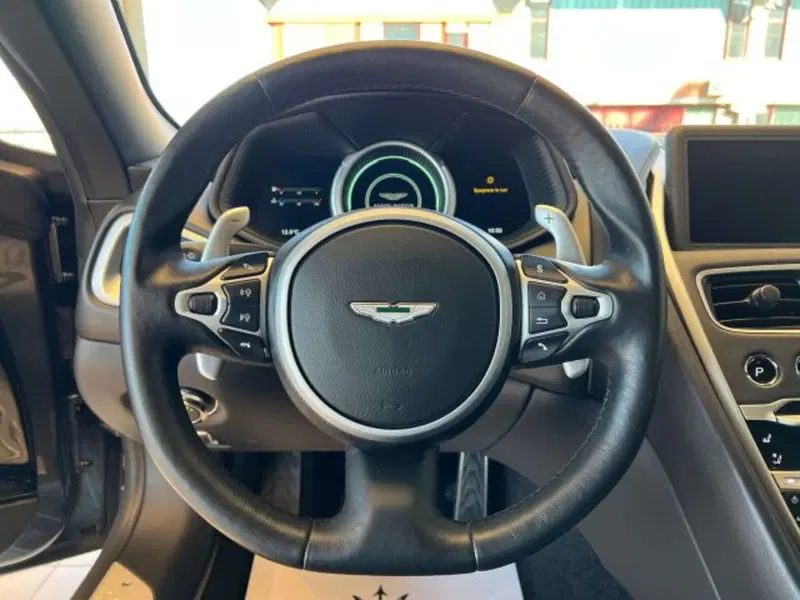 Aston Martin DB11 usata a Torino (7)