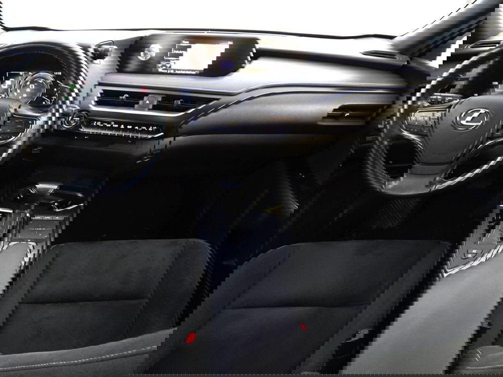 Lexus UX usata a Treviso (12)