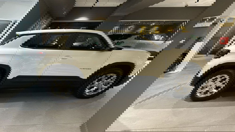 Jeep Avenger nuova a Benevento (4)