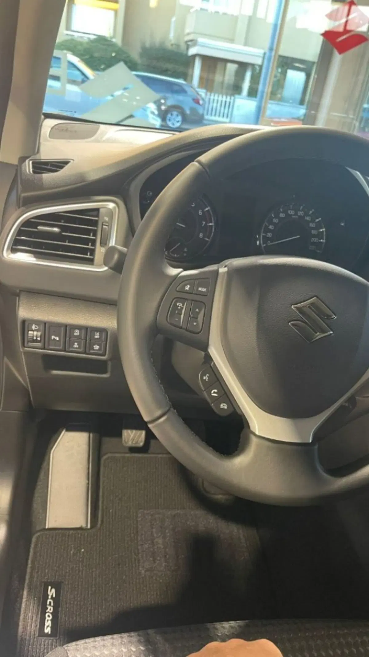 Suzuki S-Cross nuova a Novara (7)