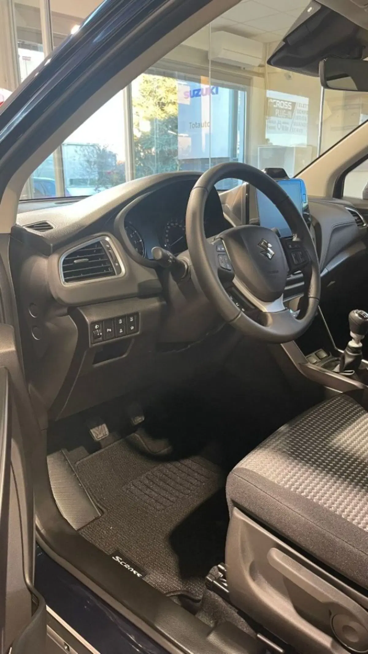 Suzuki S-Cross nuova a Novara (9)