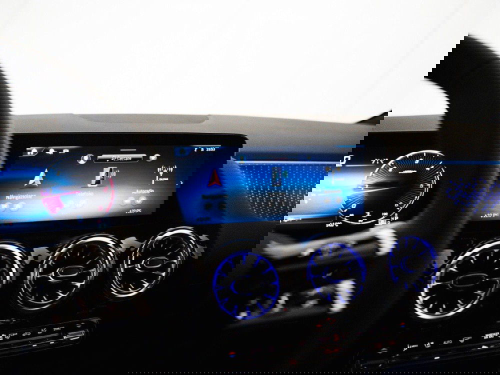 Mercedes-Benz GLA SUV nuova a Macerata (16)