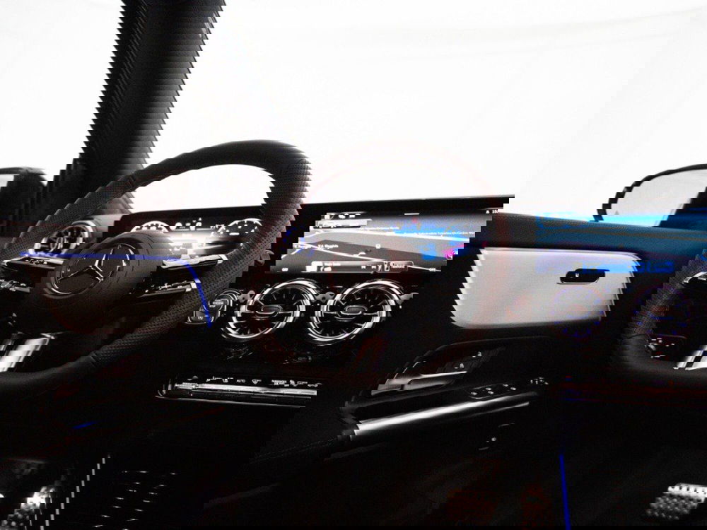 Mercedes-Benz GLA SUV nuova a Macerata (15)