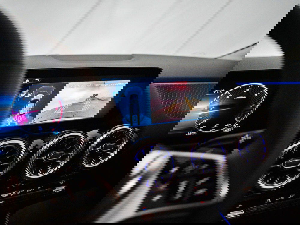 Mercedes-Benz GLA SUV nuova a Macerata (15)