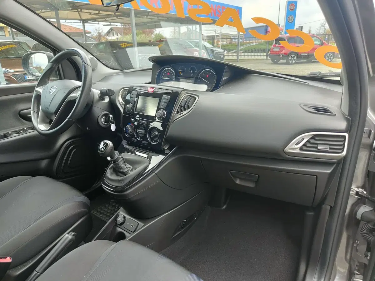 Lancia Ypsilon usata a Torino (15)