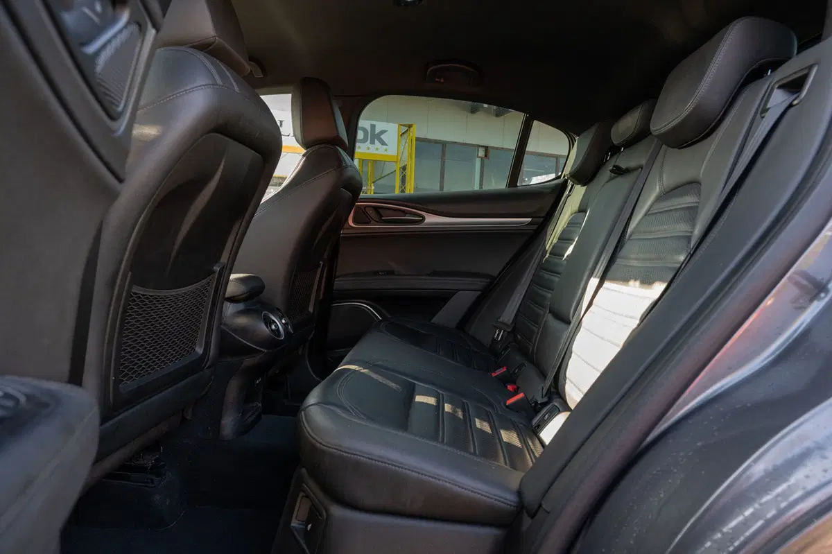 Alfa Romeo Stelvio usata a Torino (16)