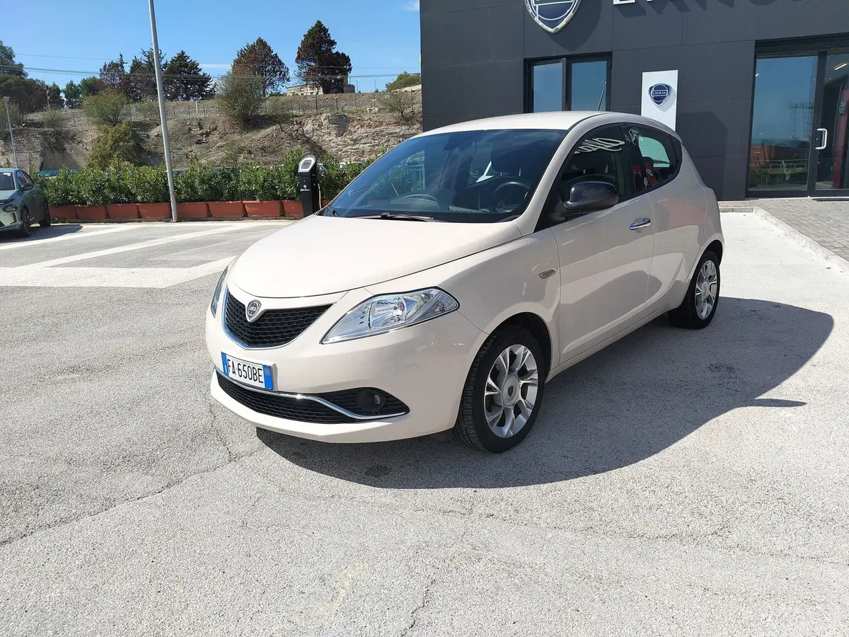 Lancia Ypsilon usata a Matera