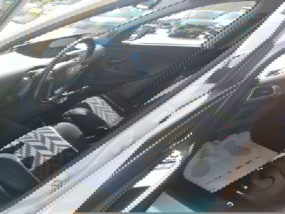 Lancia Ypsilon usata a Matera (10)