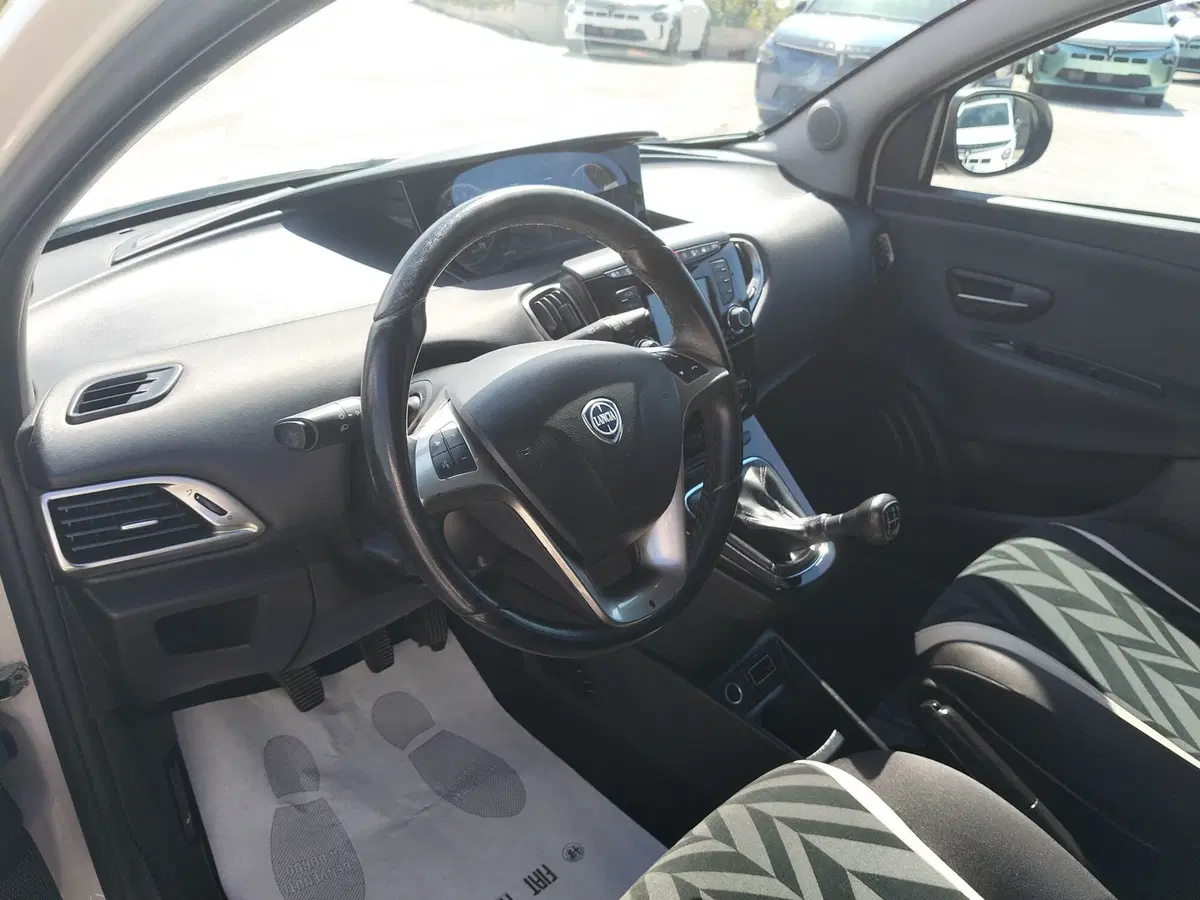 Lancia Ypsilon usata a Matera (11)