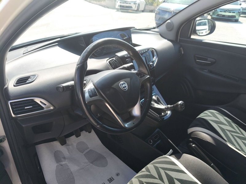 Lancia Ypsilon usata a Matera (11)