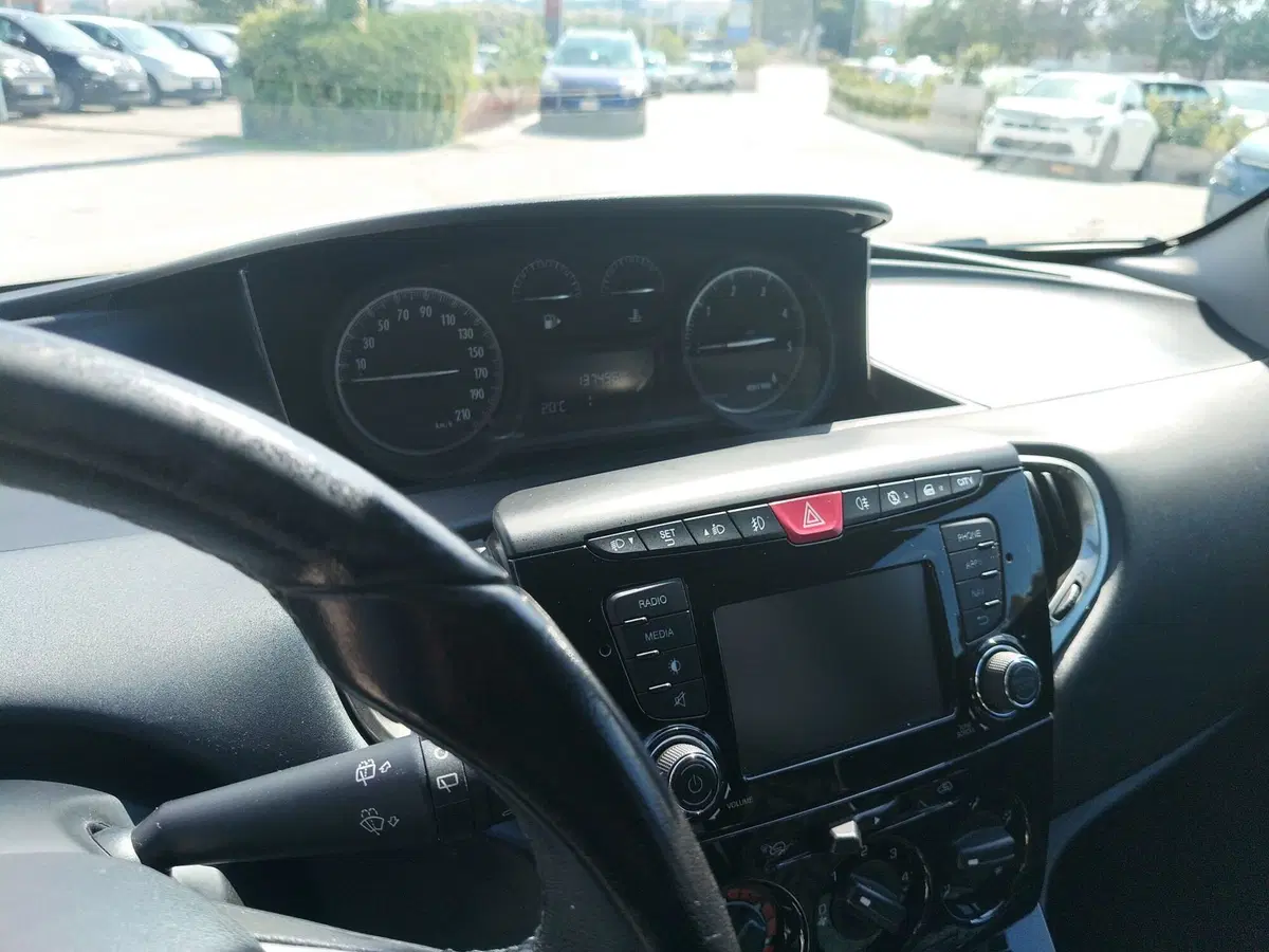Lancia Ypsilon usata a Matera (12)