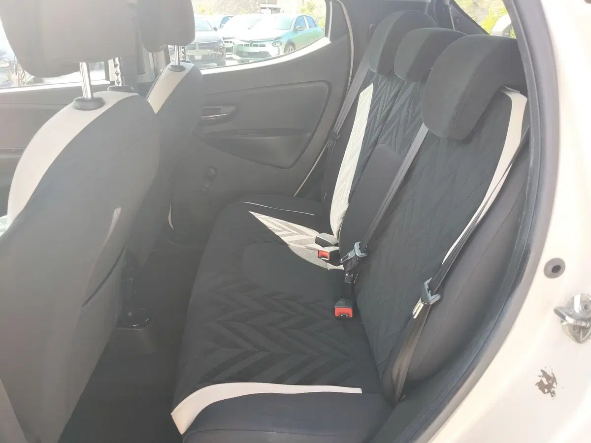 Lancia Ypsilon usata a Matera (13)