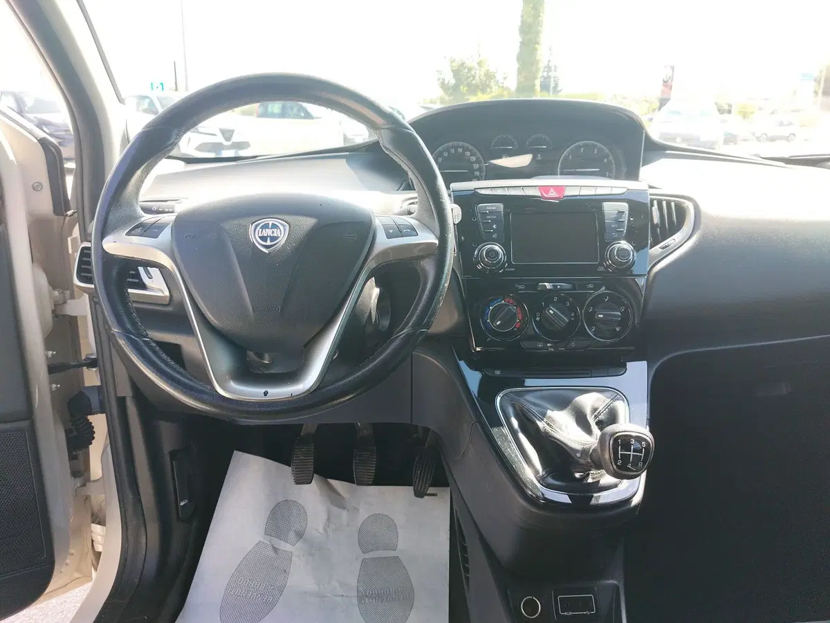 Lancia Ypsilon usata a Matera (14)