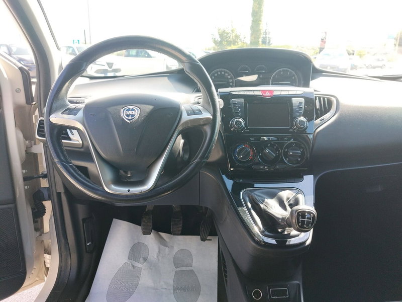 Lancia Ypsilon usata a Matera (14)