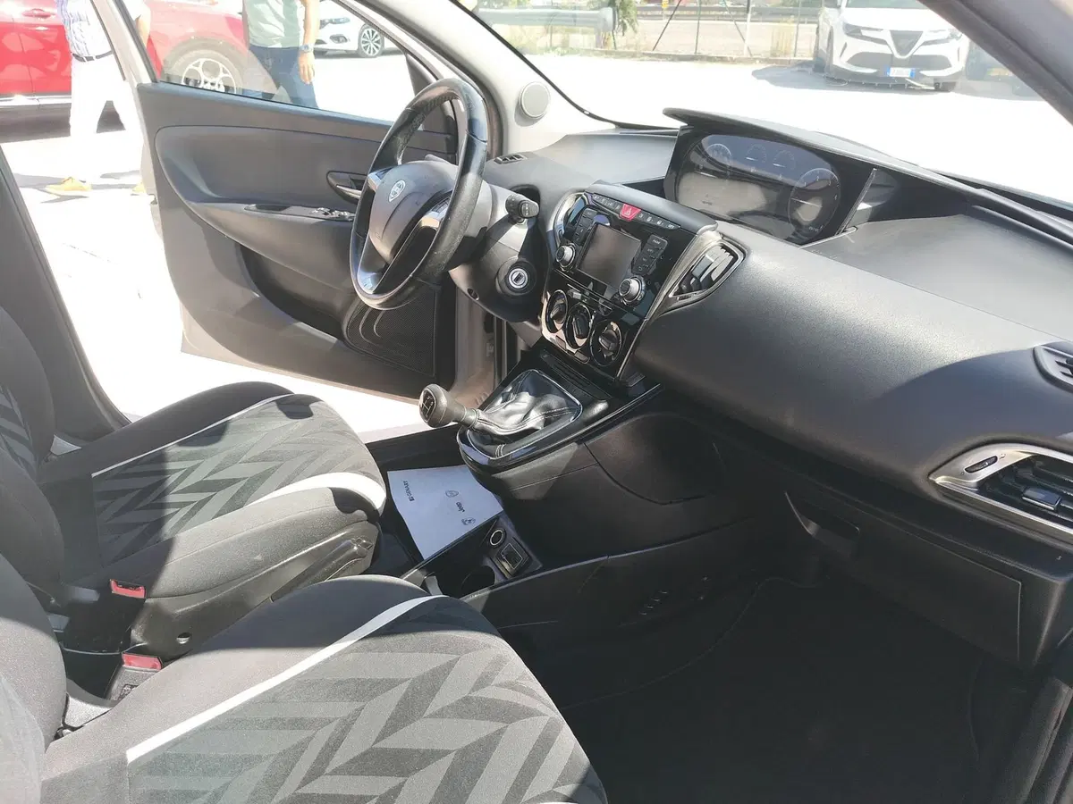 Lancia Ypsilon usata a Matera (16)