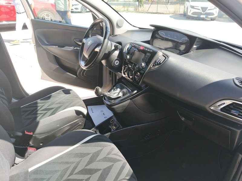 Lancia Ypsilon usata a Matera (16)