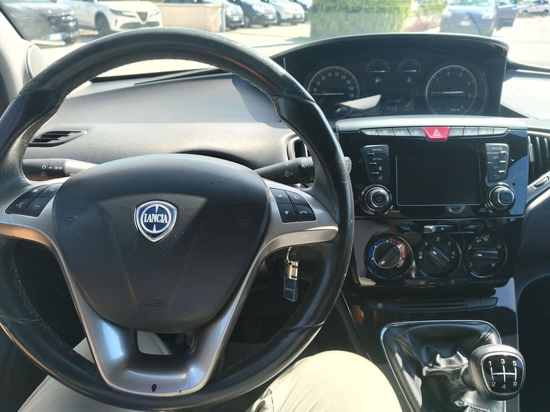 Lancia Ypsilon usata a Matera (19)