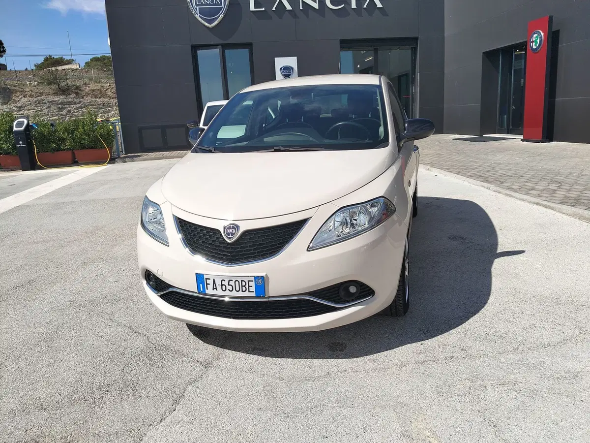 Lancia Ypsilon usata a Matera (2)