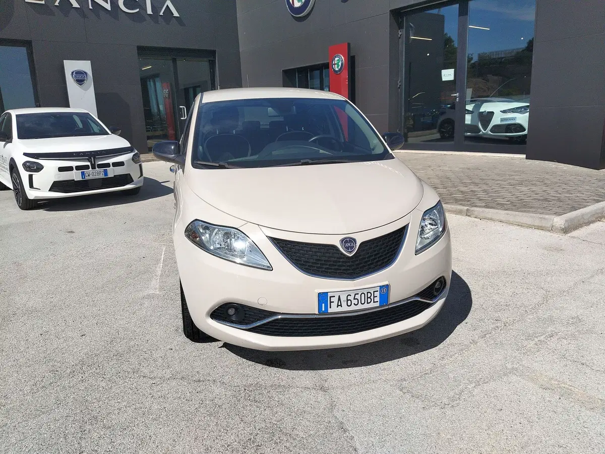 Lancia Ypsilon usata a Matera (3)