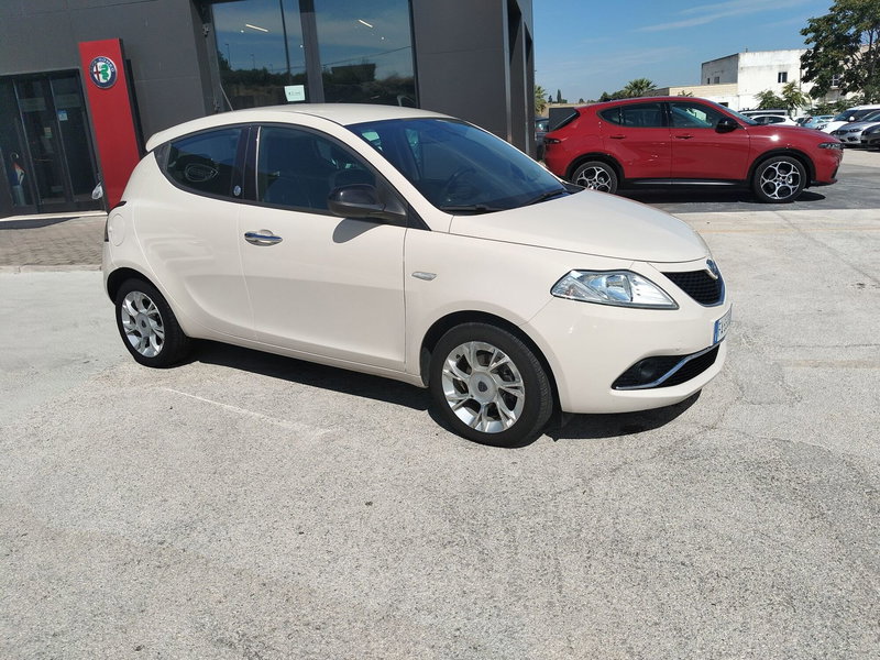 Lancia Ypsilon usata a Matera (4)