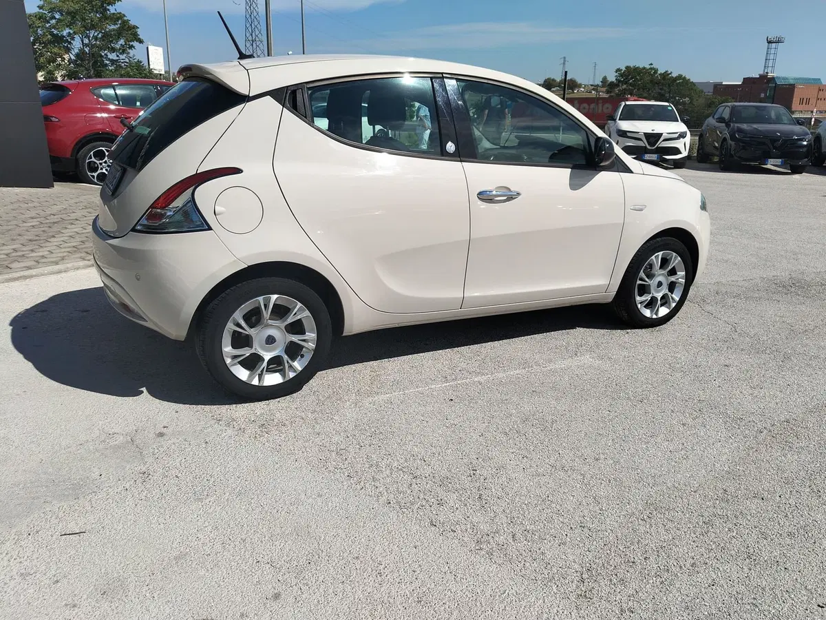 Lancia Ypsilon usata a Matera (5)