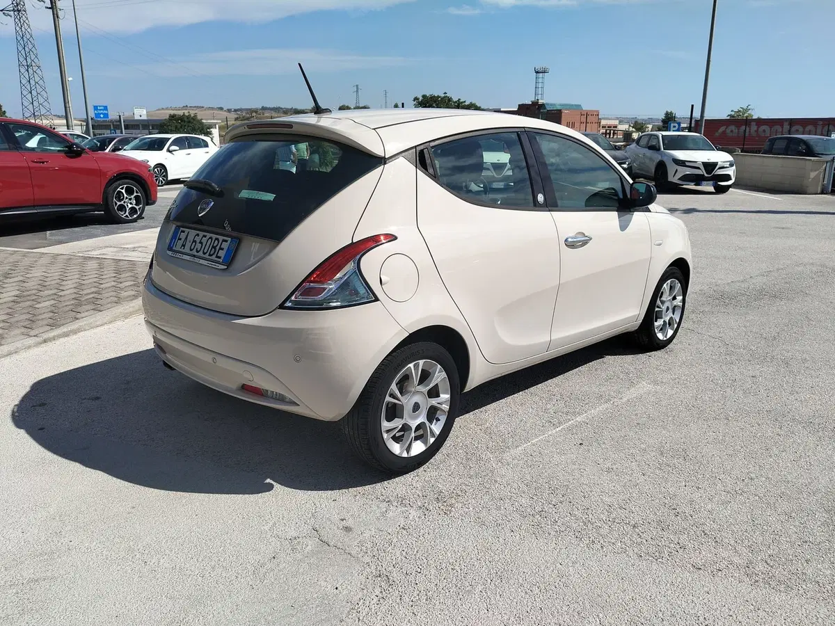 Lancia Ypsilon usata a Matera (6)