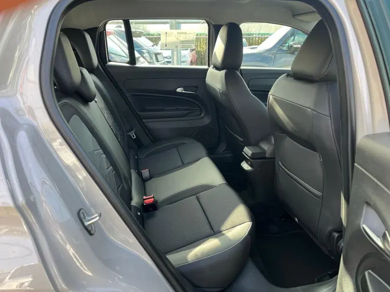Jeep Avenger nuova a Milano (14)