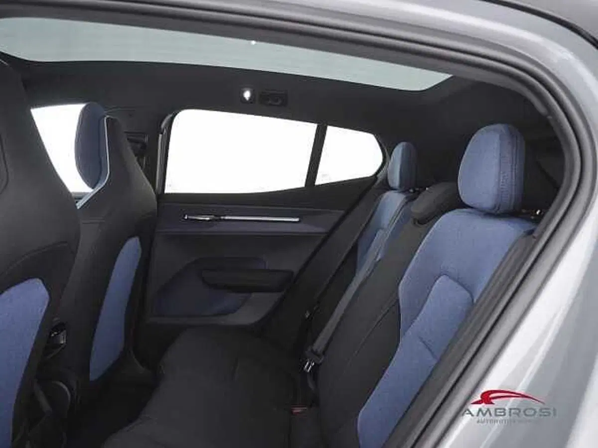 Volvo EX30 Cross Country nuova a Viterbo (10)