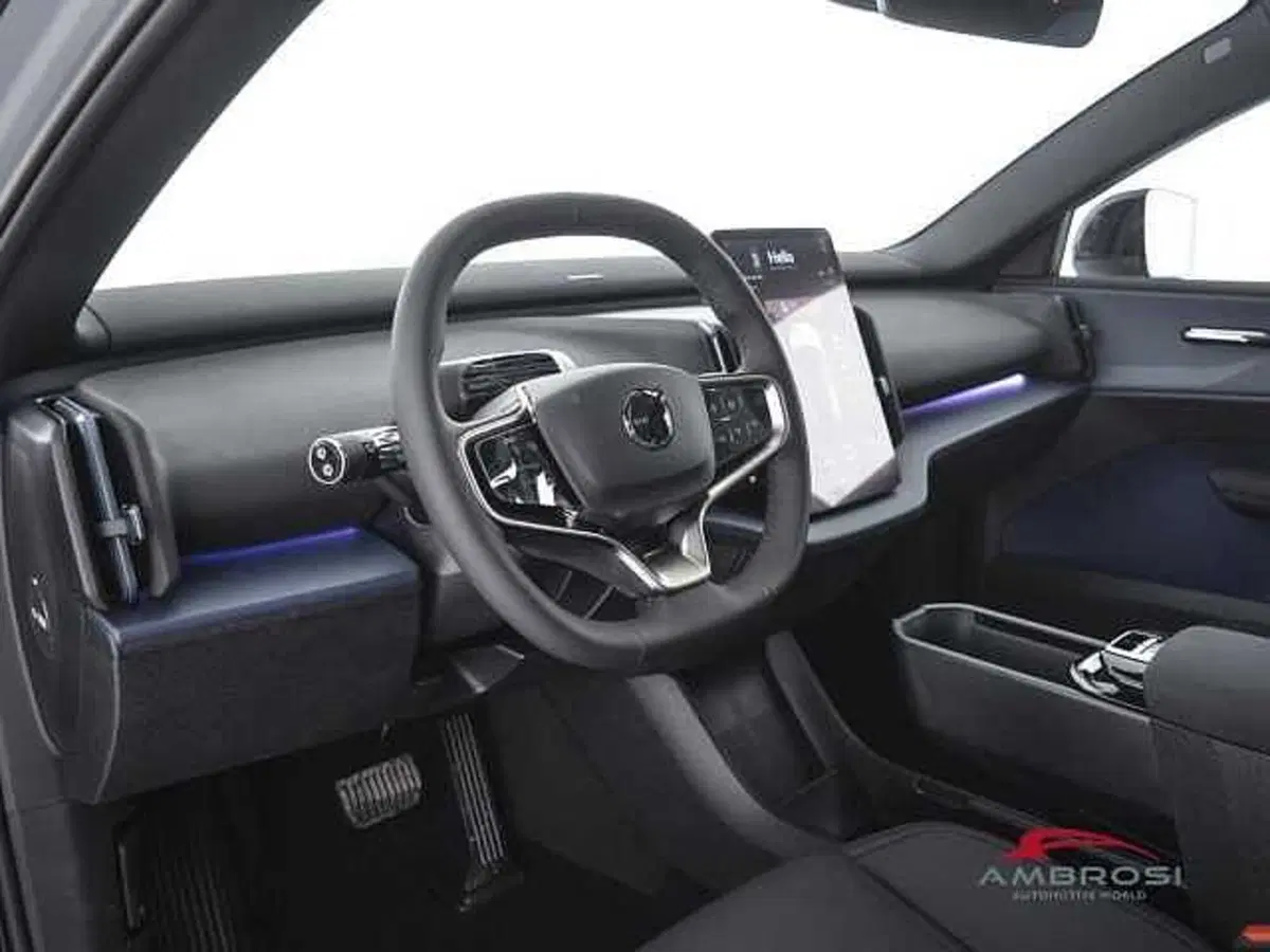 Volvo EX30 Cross Country nuova a Viterbo (8)