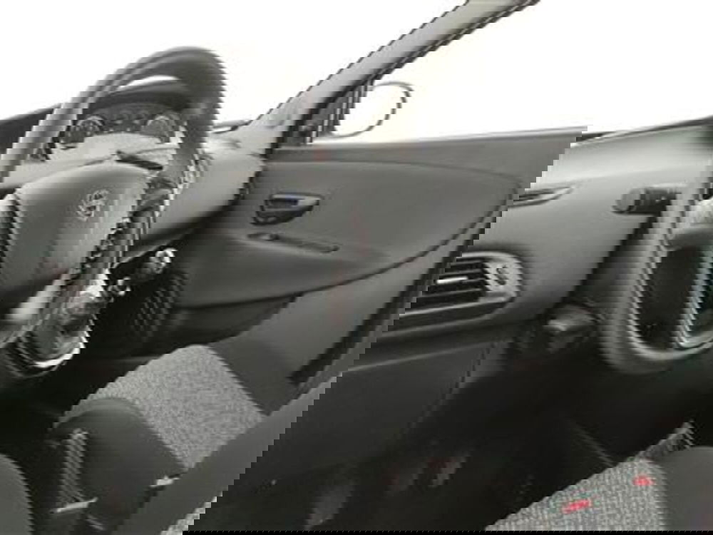 Lancia Ypsilon usata a Bari (14)