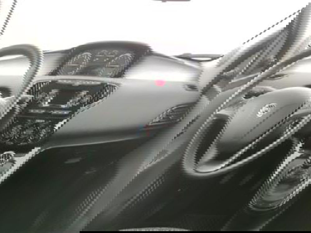 Lancia Ypsilon usata a Bari (15)