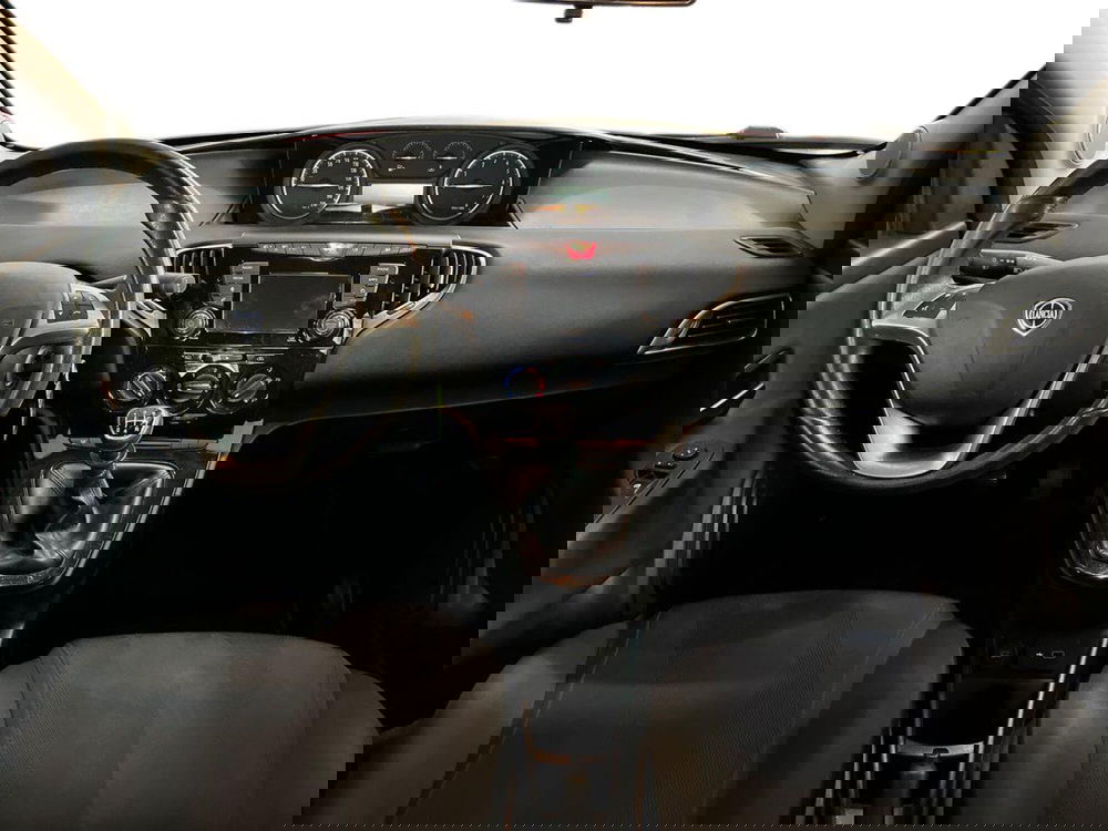 Lancia Ypsilon usata a Bari (8)