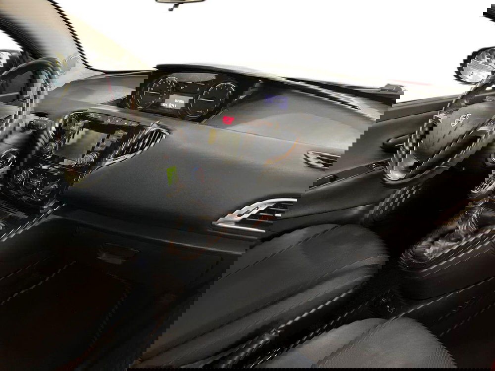 Lancia Ypsilon usata a Bari (9)