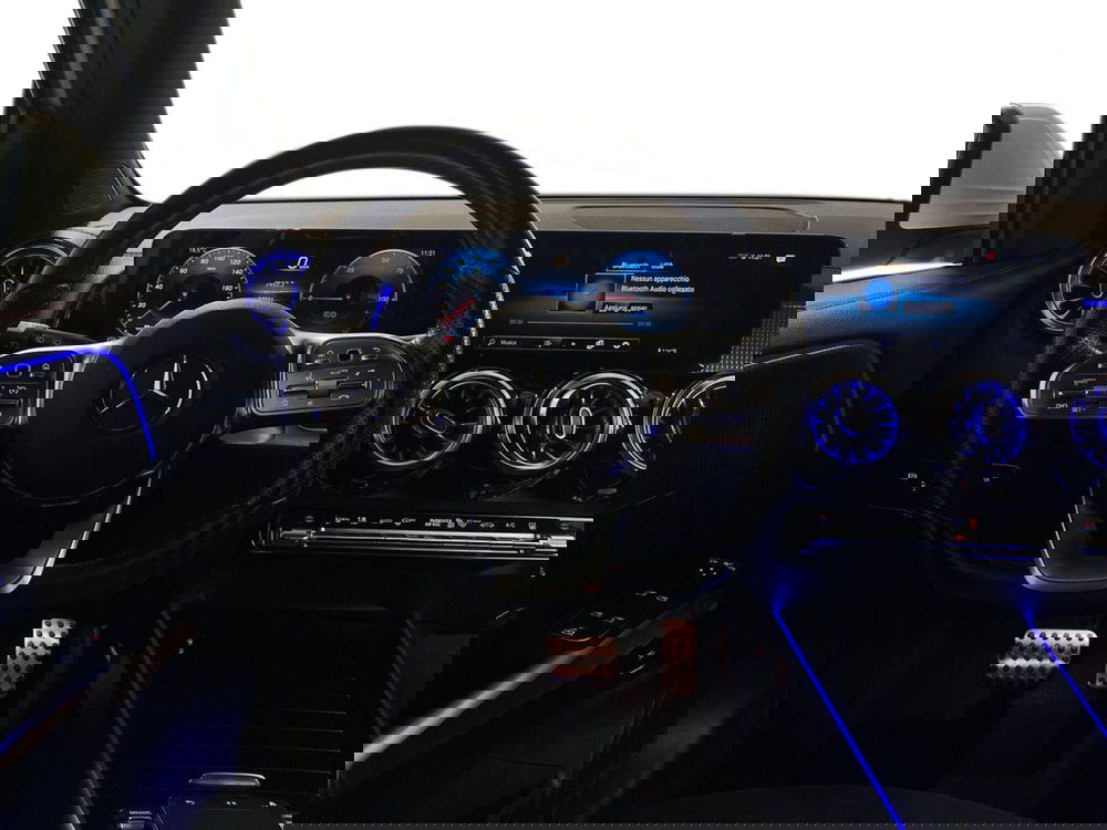 Mercedes-Benz EQB usata a Milano (11)